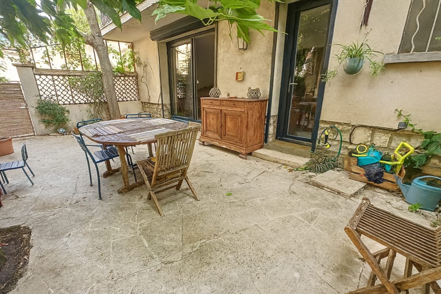Terrasse spacieuse avec espace repas appartement T3 Avignon Prefecture rez de jardin avec parking prive