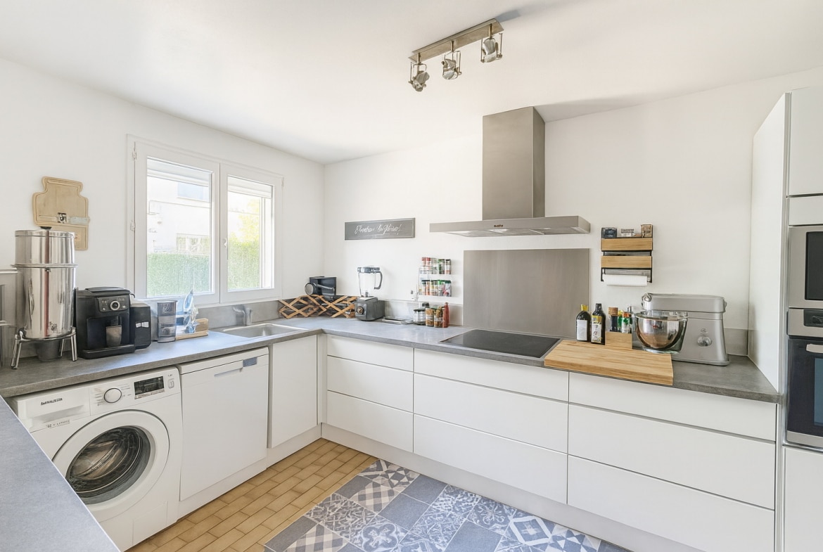Cuisine moderne équipée dans une maison à vendre à Avignon Pont des 2 Eaux