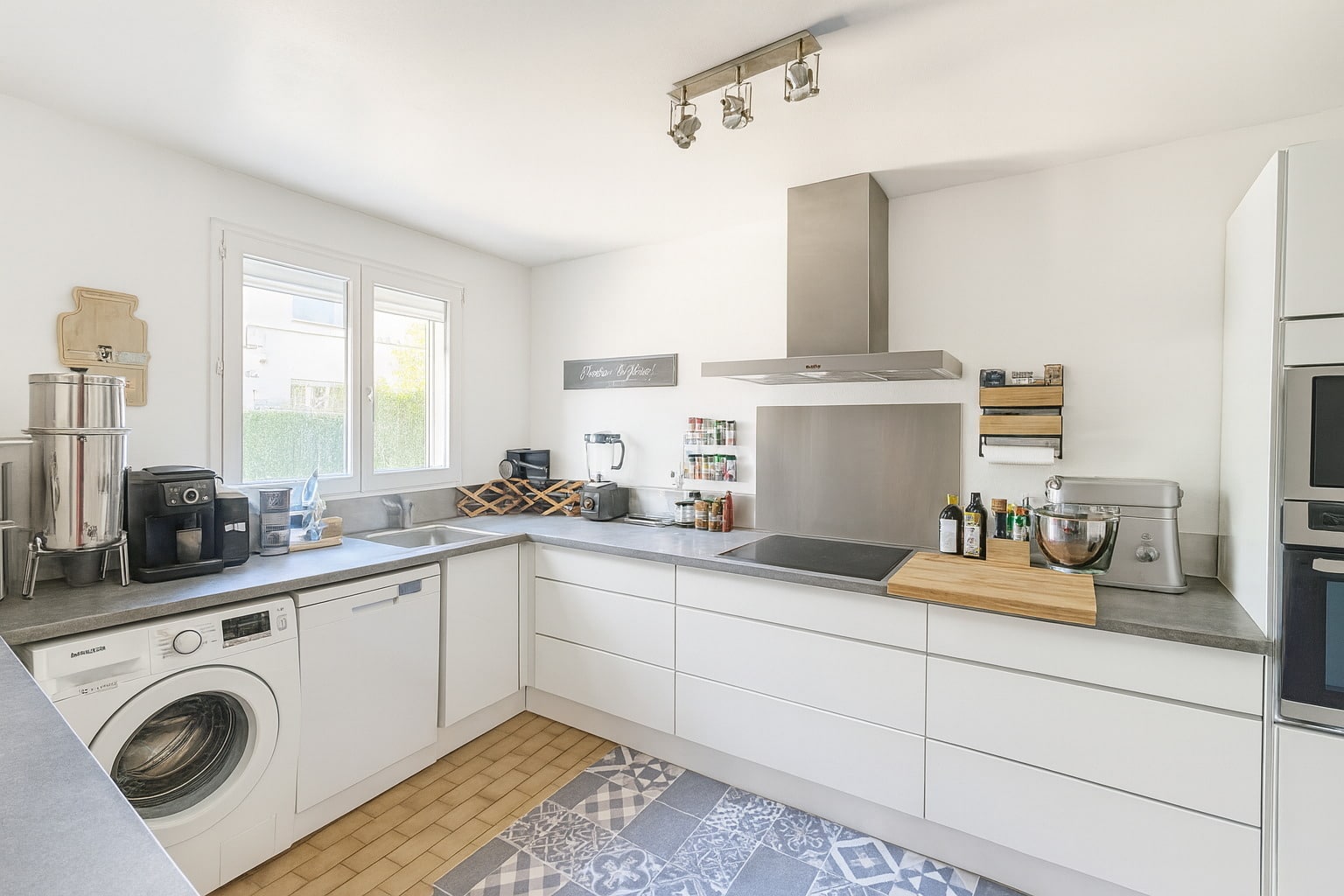 Cuisine moderne équipée dans une maison à vendre à Avignon Pont des 2 Eaux