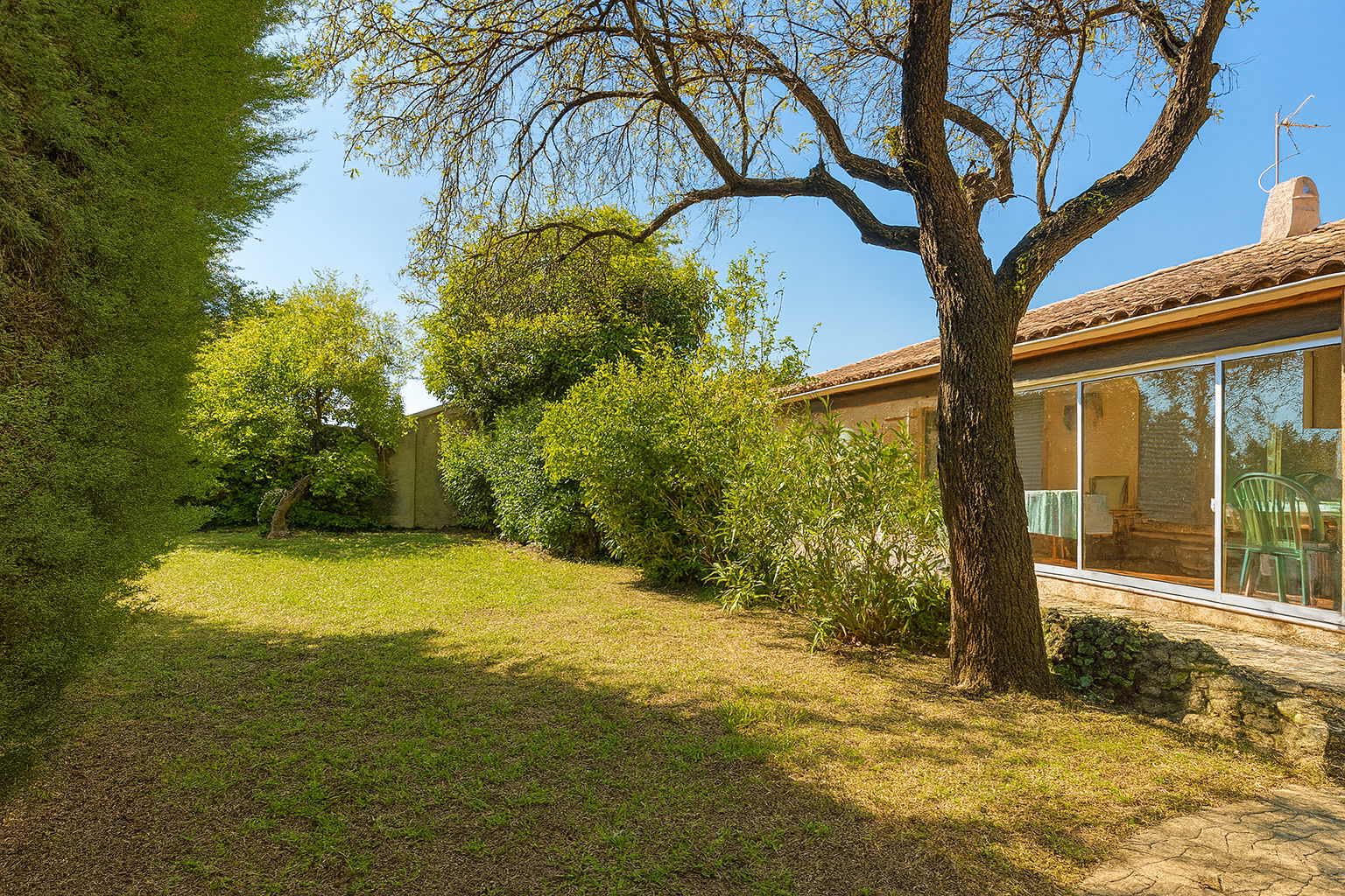 photo exterieur maison plain pied isle sur sorgue avec jardin clos