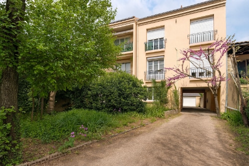 Façade de la résidence avec garage privatif pour appartement T2 en vente à Avignon secteur Martelange