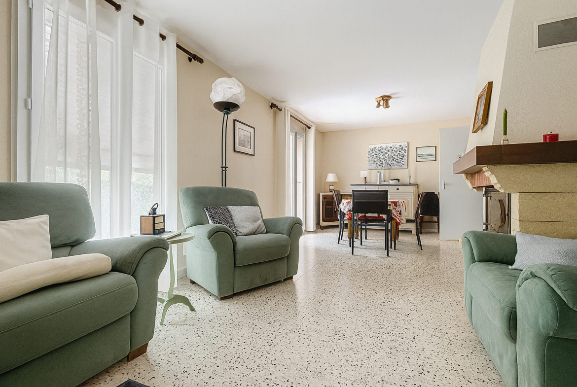 salon sejour maison plain pied isle sur sorgue avec cheminee et salle a manger
