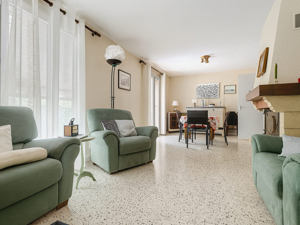 salon sejour maison plain pied isle sur sorgue avec cheminee et salle a manger