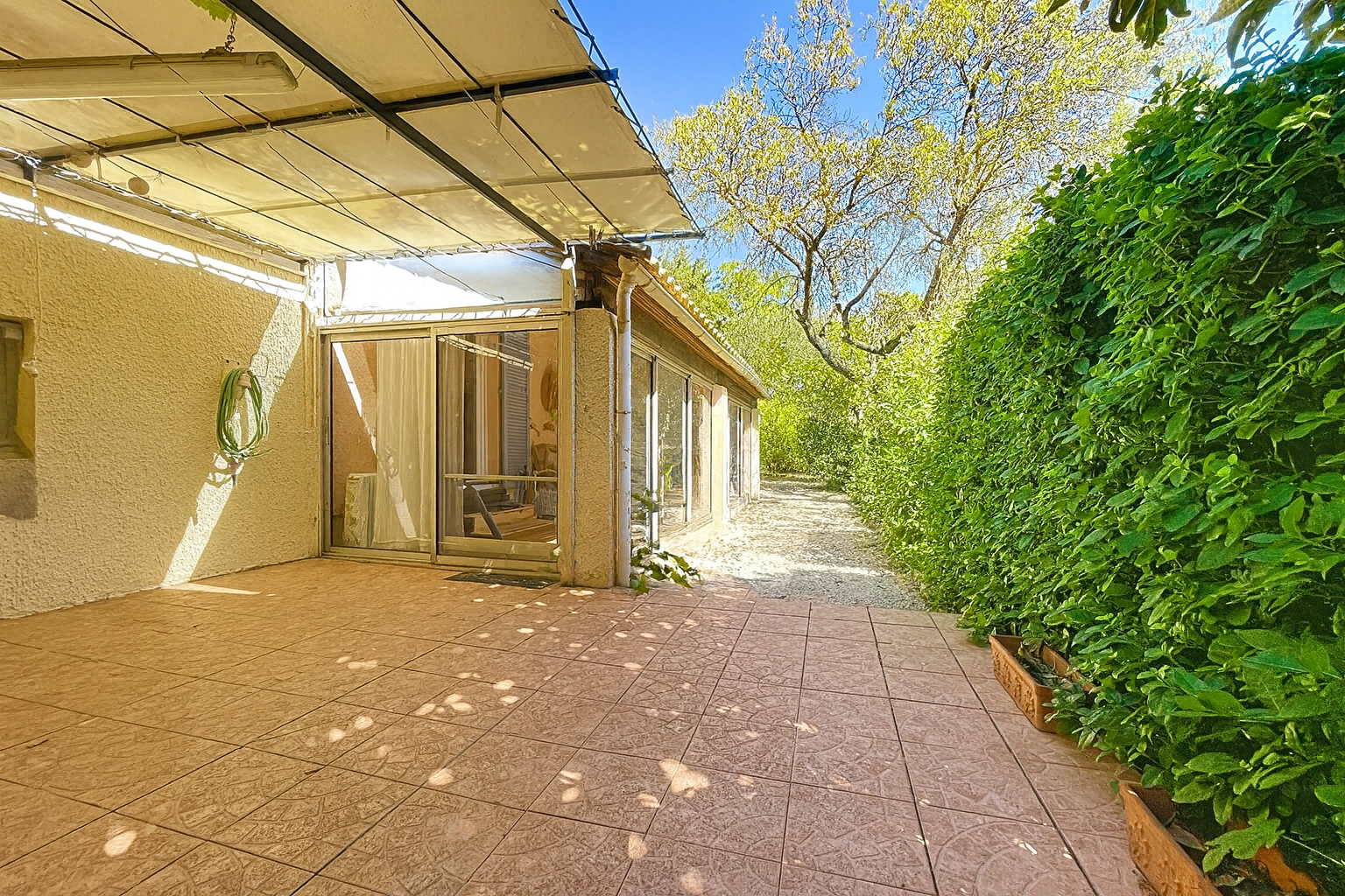 terrasse couverte maison plain pied isle sur sorgue donnant sur jardin