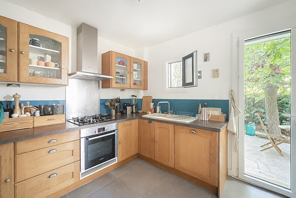 Cuisine moderne et equipee appartement T3 a vendre rez de jardin Prefecture Avignon avec terrasse et parking