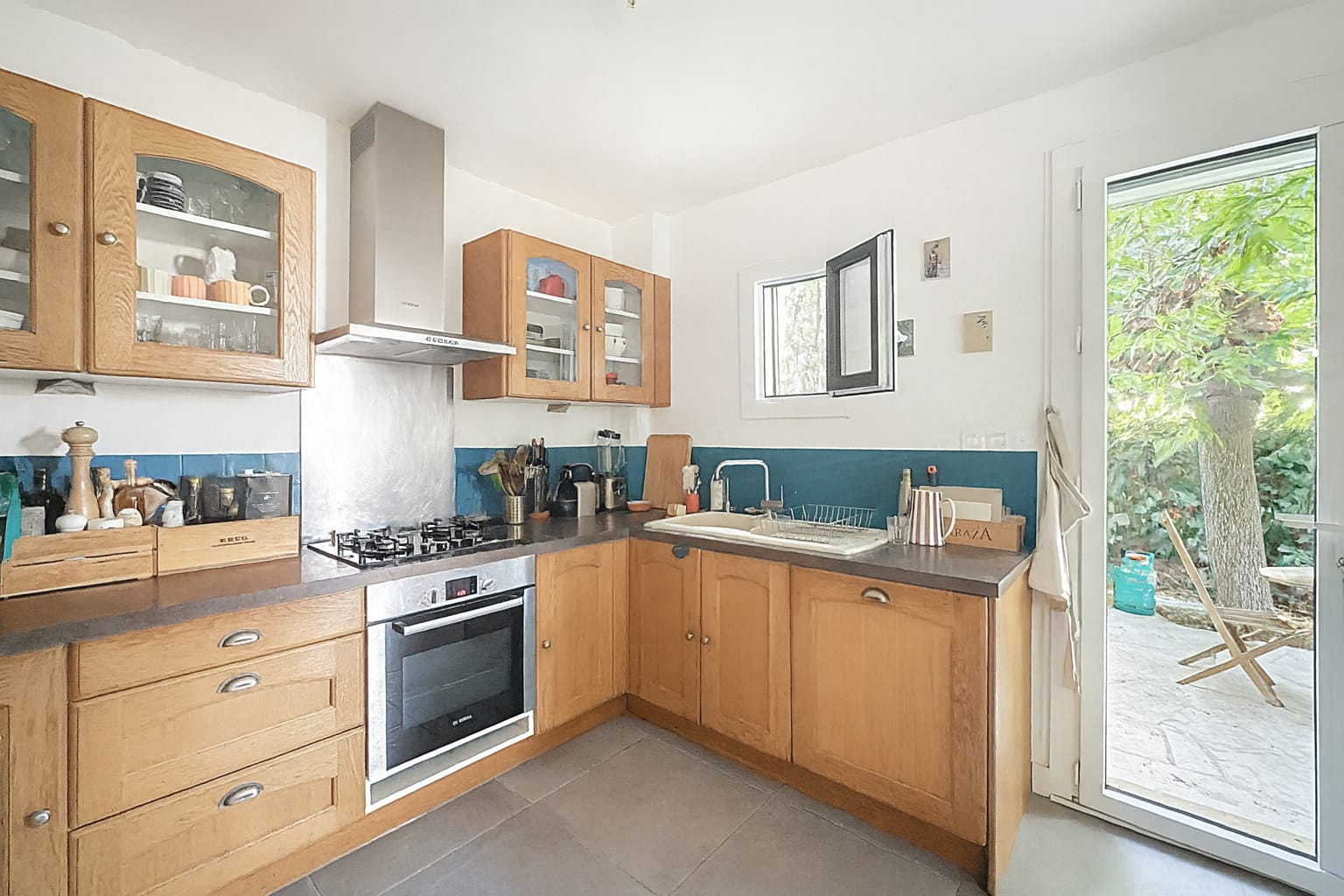 Cuisine moderne et equipee appartement T3 a vendre rez de jardin Prefecture Avignon avec terrasse et parking