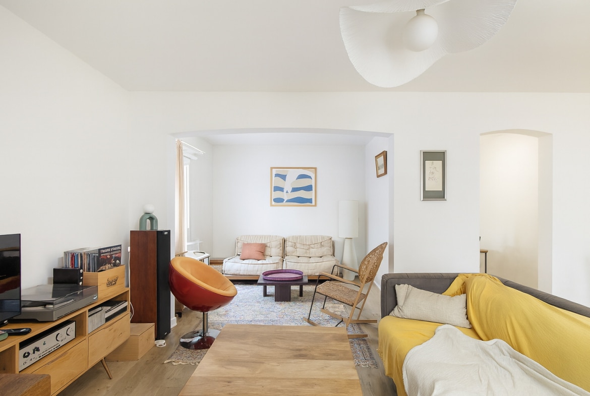 Salon spacieux lumineux appartement T3 rez de jardin Prefecture Avignon avec acces direct terrasse et parking