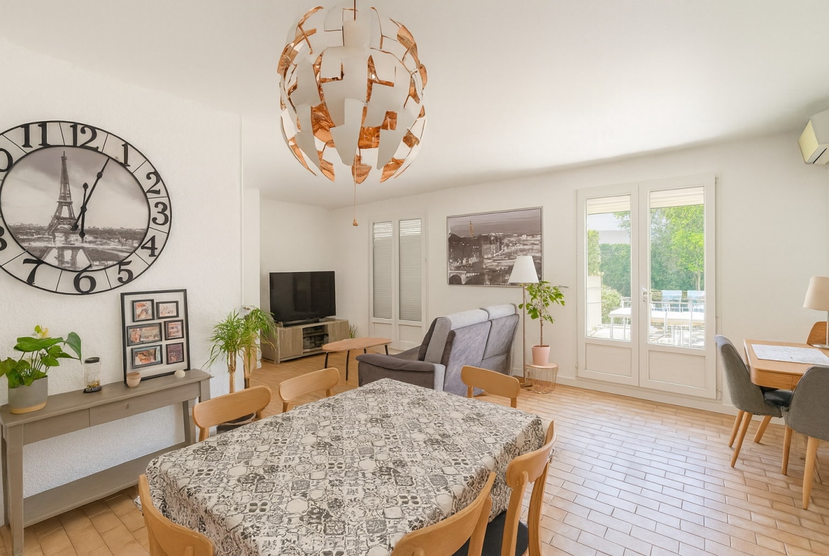 Séjour spacieux et lumineux d’une maison en vente à Avignon Pont des 2 Eaux