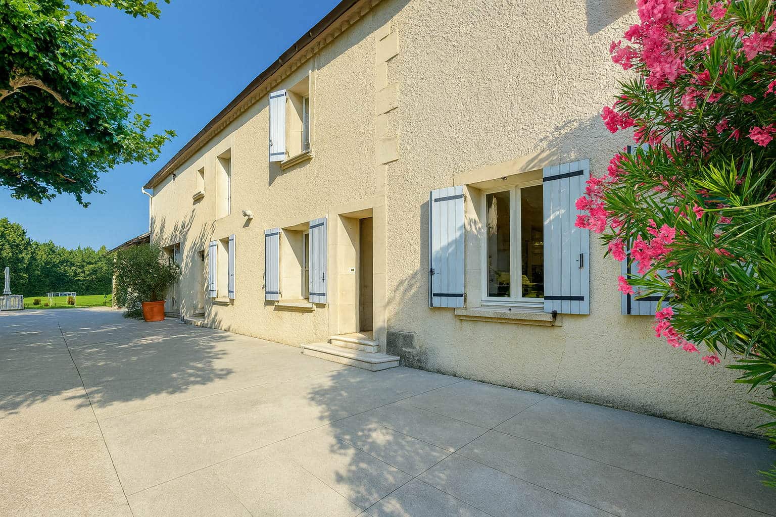 facade maison mas ancien avec cour a vendre avignon ceinture verte