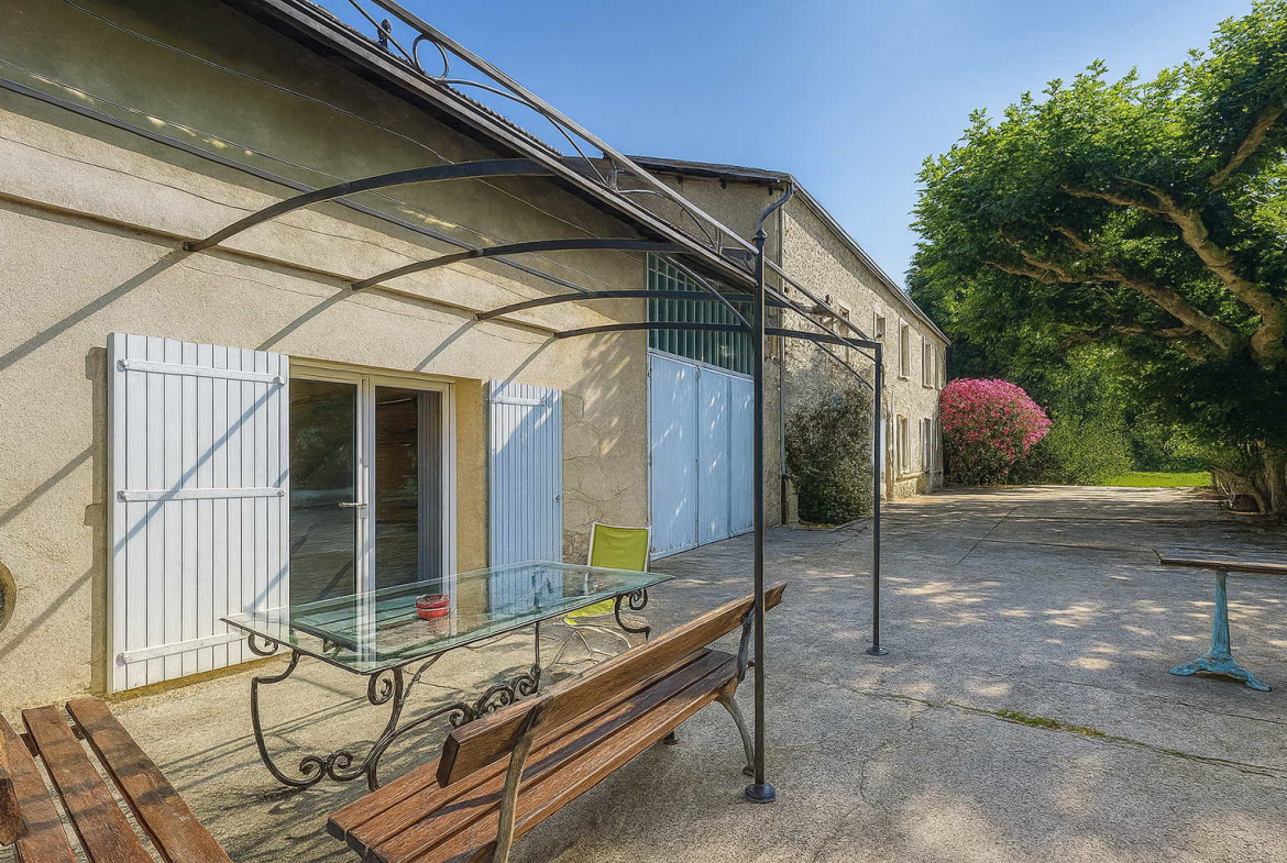 terrasse pergola jardin mas a vendre avignon ceinture verte