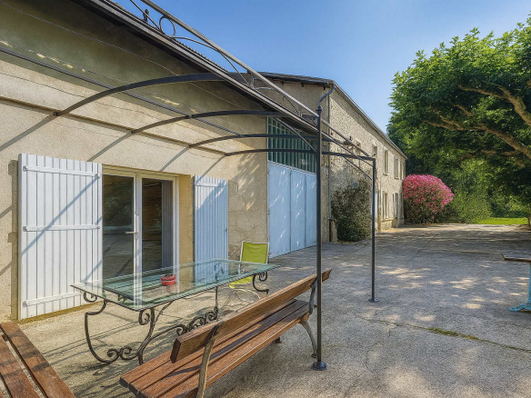 terrasse pergola jardin mas a vendre avignon ceinture verte
