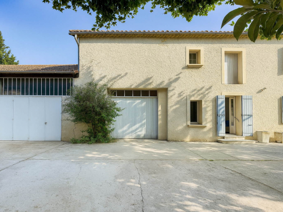 Façade d un mas a vendre a Avignon Ceinture Verte avec garage et volets bleus annonce AVIGNON