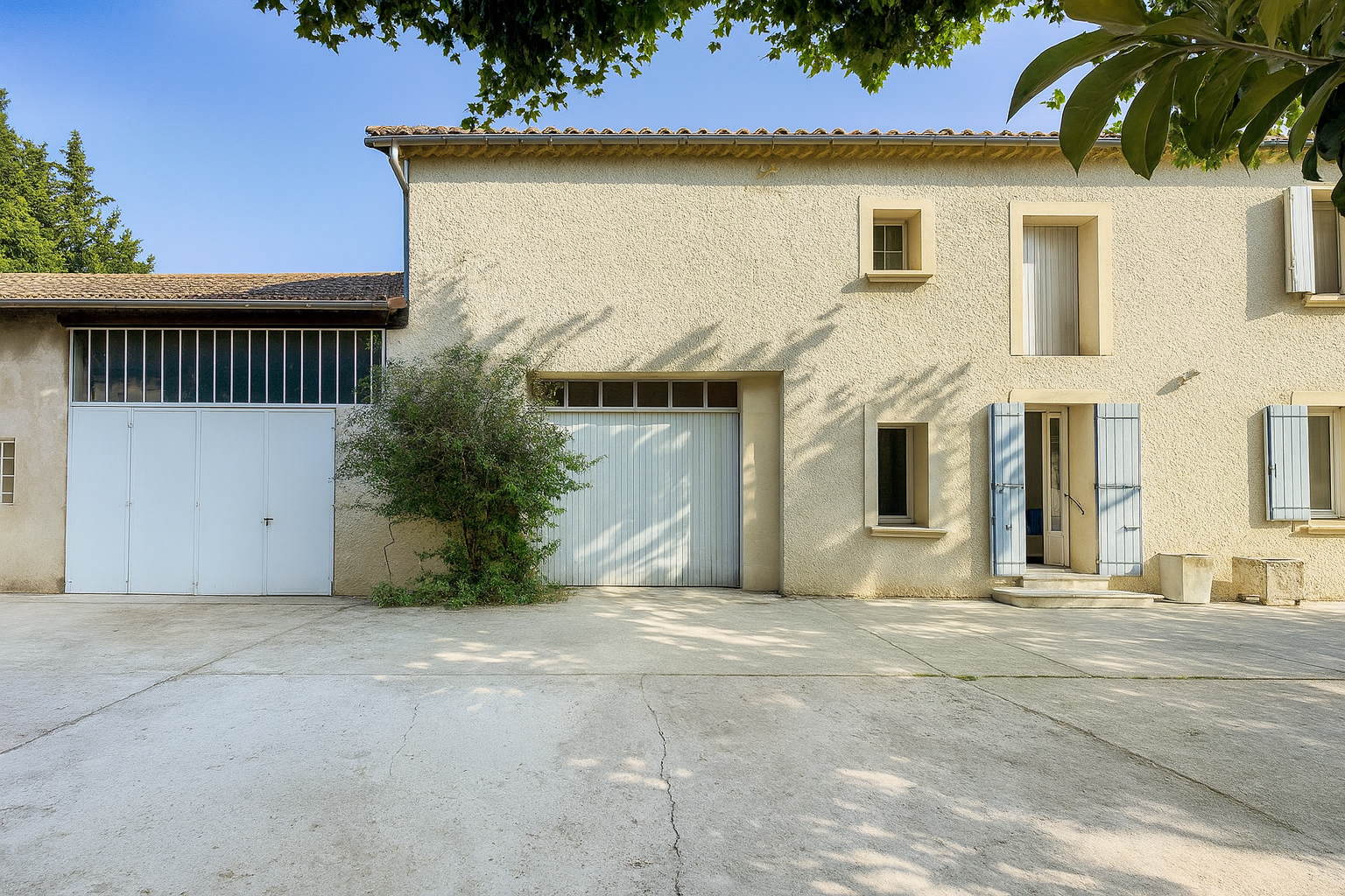 Façade d un mas a vendre a Avignon Ceinture Verte avec garage et volets bleus annonce AVIGNON
