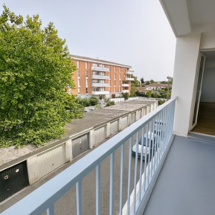 Balcon donnant sur la rue et les espaces verts, situé au deuxième étage d’un appartement T4 à Avignon extramuros