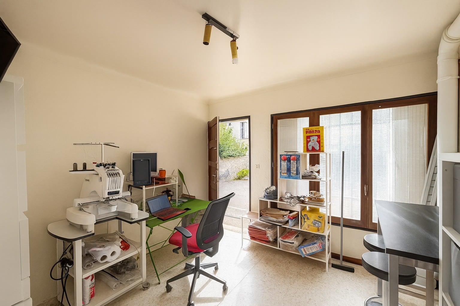 Espace de travail équipé avec machine et ordinateur dans un local commercial à Avignon quartier Gambetta