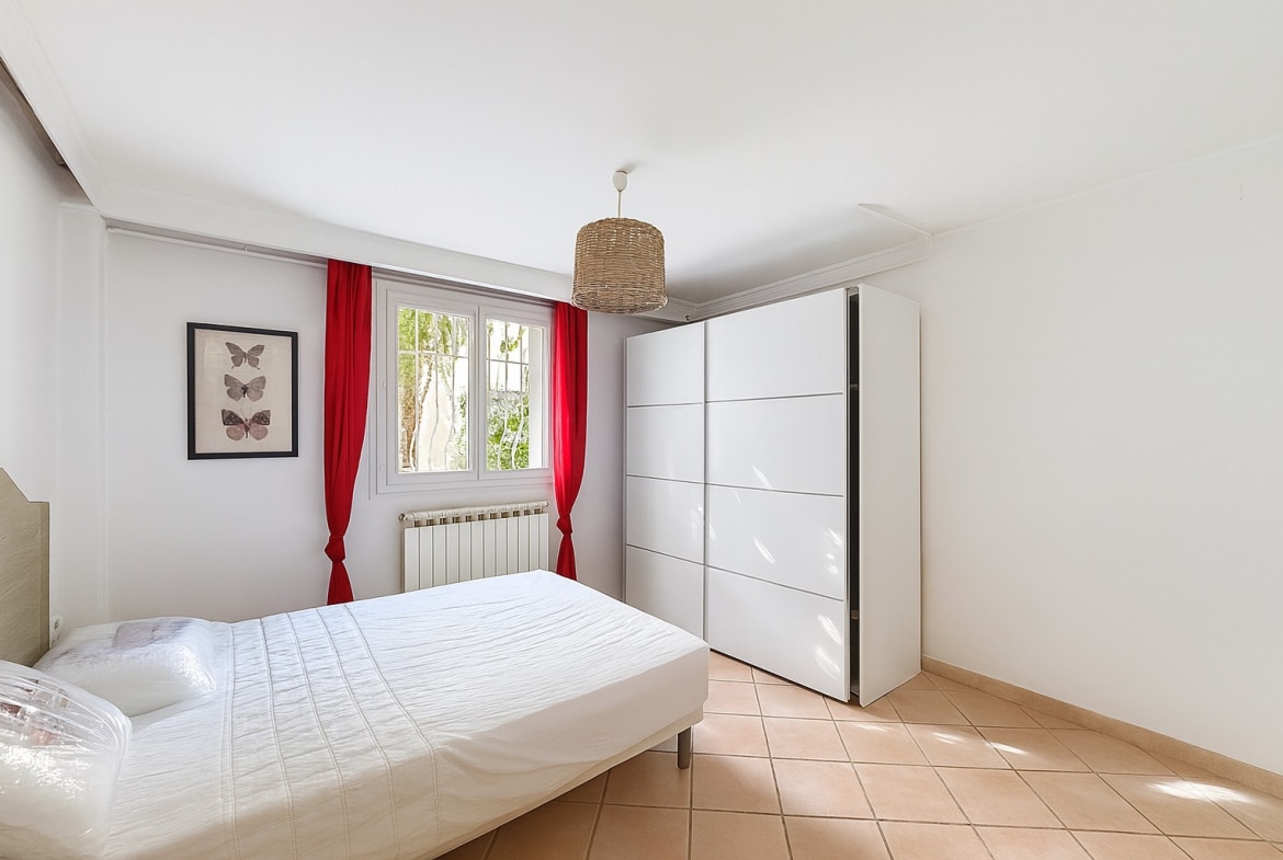 Chambre lumineuse avec rangements intégrés dans une maison à vendre à Avignon, idéale pour projet locatif