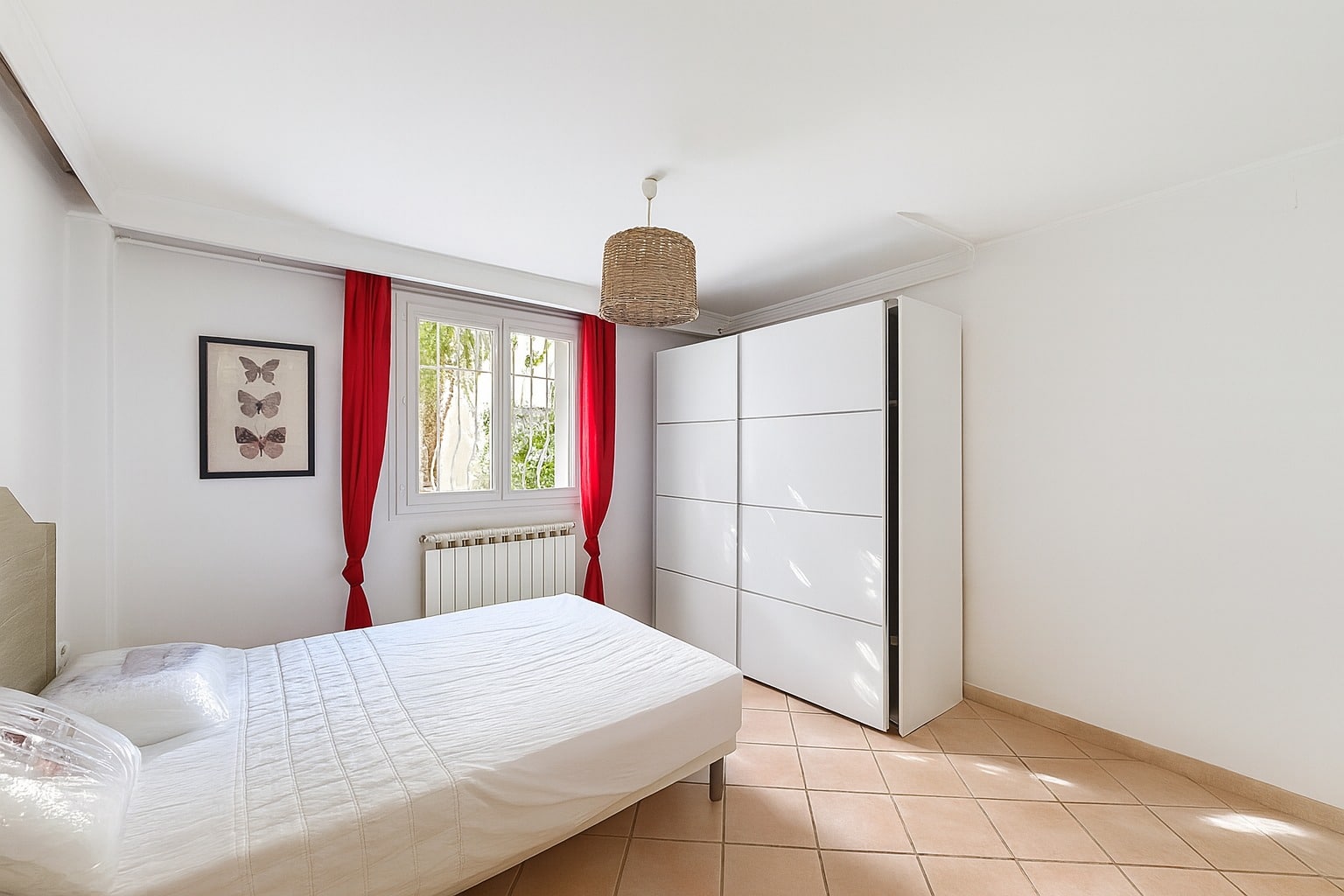Chambre lumineuse avec rangements intégrés dans une maison à vendre à Avignon, idéale pour projet locatif