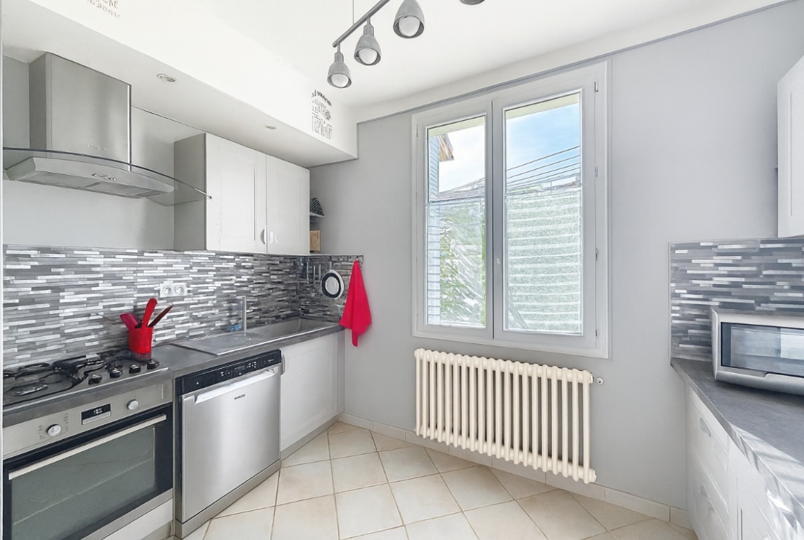 Cuisine moderne équipée avec électroménager dans une maison à la vente à Avignon