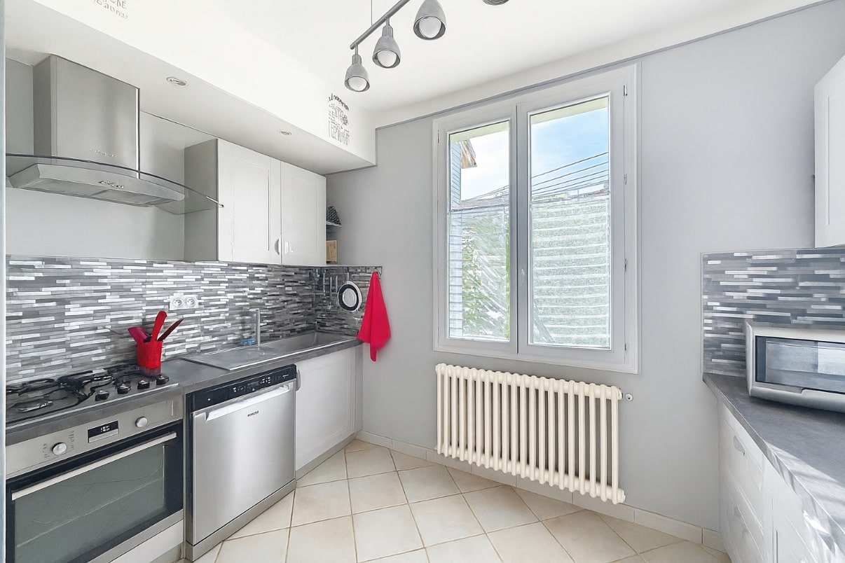 Cuisine moderne équipée avec électroménager dans une maison à la vente à Avignon