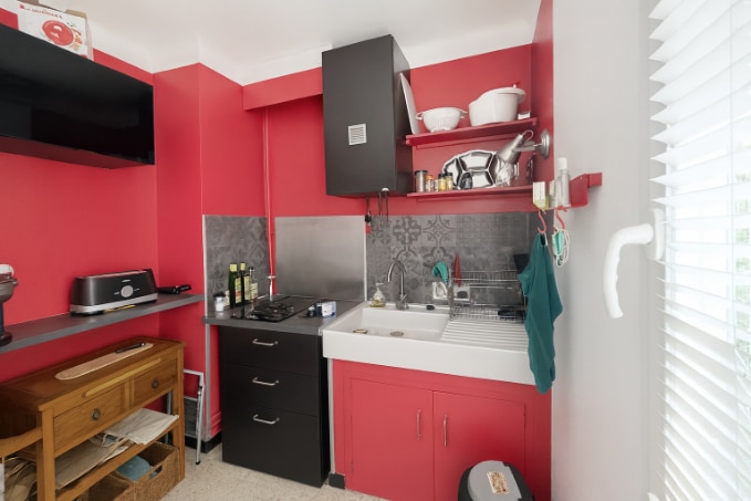 Cuisine indépendante moderne avec évier céramique et rangements dans un studio à vendre à Avignon, quartier Saint-Ruf extramuros