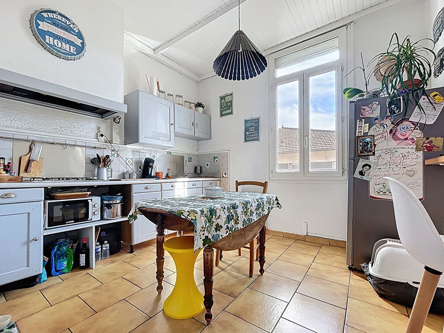 Cuisine claire avec coin repas dans un appartement T4 du quartier Préfecture à Avignon