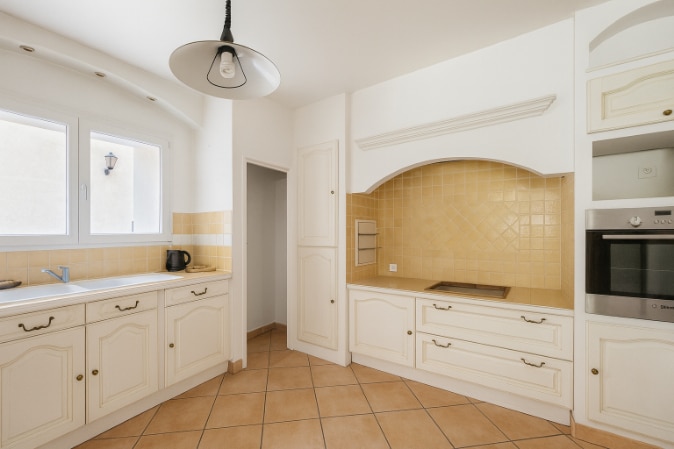 Cuisine provençale claire et fonctionnelle du mas à Avignon dans le quartier la Croisière