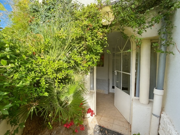 Entrée couverte et végétalisée menant à la maison à vendre à Avignon, proche des remparts