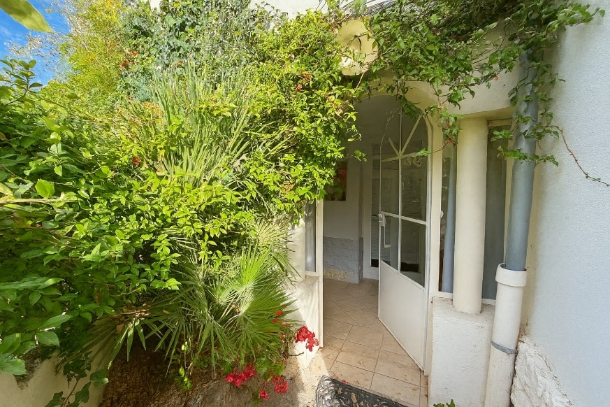 Entrée couverte et végétalisée menant à la maison à vendre à Avignon, proche des remparts