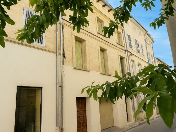 Façade en pierre d’un immeuble situé à Avignon intramuros, proche des Halles et des théâtres, dans l’hypercentre historique