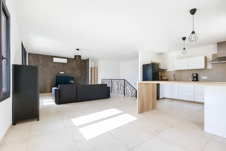 Cuisine ouverte sur grand espace de vie, design moderne et lumineux, dans une maison contemporaine à Vacqueyras