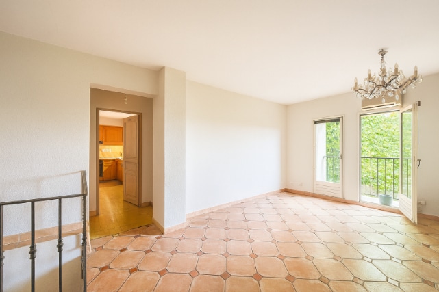 palier de l'étage d'un mas à vendre à Avignon, lumineuse et ouverte sur l’extérieur