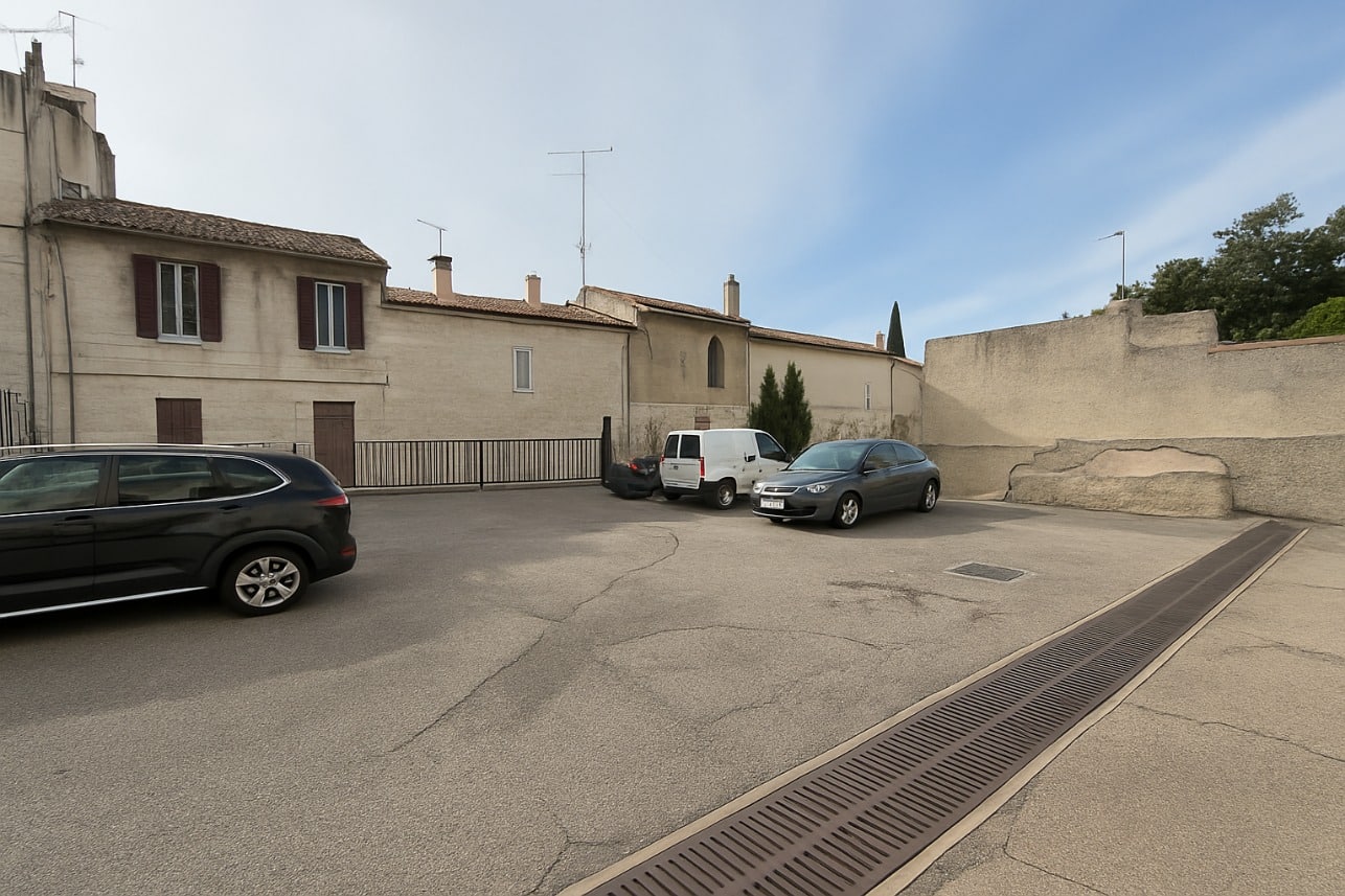 Stationnement privé attenant au local commercial en location à Avignon quartier Gambetta