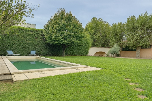 Piscine du mas à vendre à Avignon, entourée d’un jardin arboré dans le quartier La Croisière