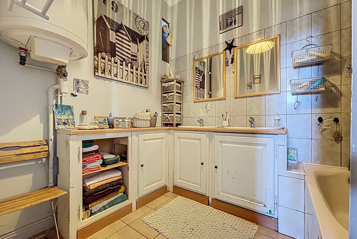 Salle de bain avec rangements et double vasque dans un appartement T4 à Avignon