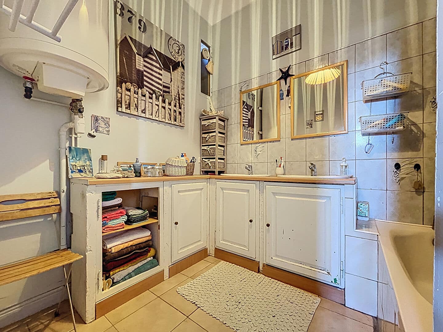 Salle de bain avec rangements et double vasque dans un appartement T4 à Avignon