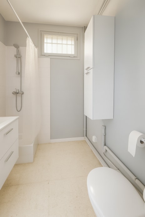 Salle d’eau claire avec douche, meuble vasque et rangements dans un studio à vendre à Avignon