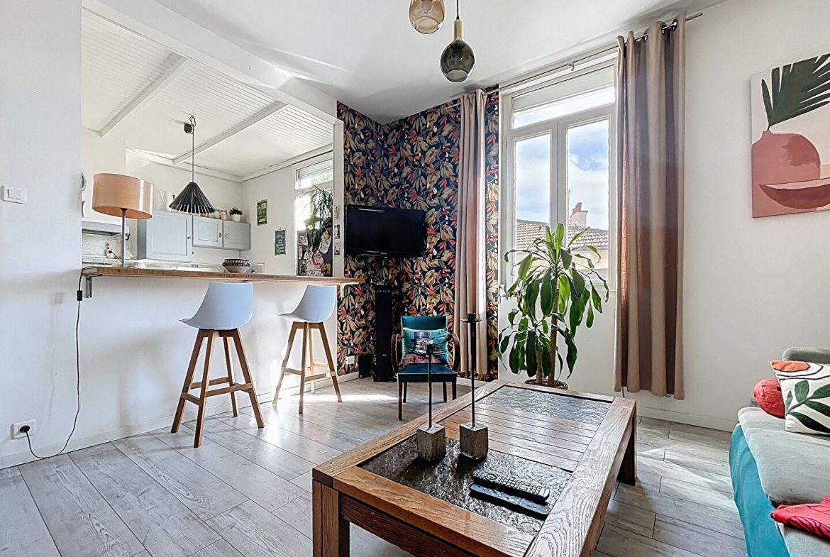 Vue du salon et de la cuisine ouverte d’un appartement à vendre à Avignon quartier Préfecture