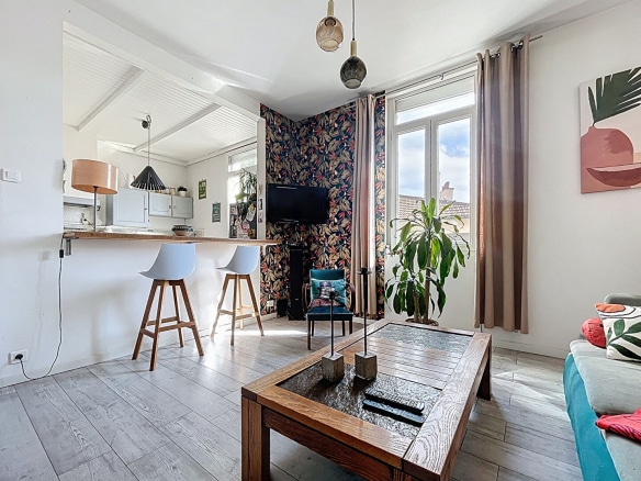 Vue du salon et de la cuisine ouverte d’un appartement à vendre à Avignon quartier Préfecture