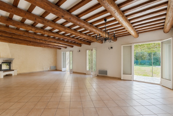 Salon spacieux du mas à vendre à Avignon, quartier la Croisière, avec accès direct au jardin
