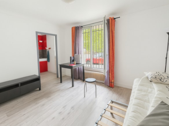 Salon lumineux avec coin bureau et grande fenêtre donnant sur rue, dans un studio à vendre à Avignon secteur Saint-Ruf