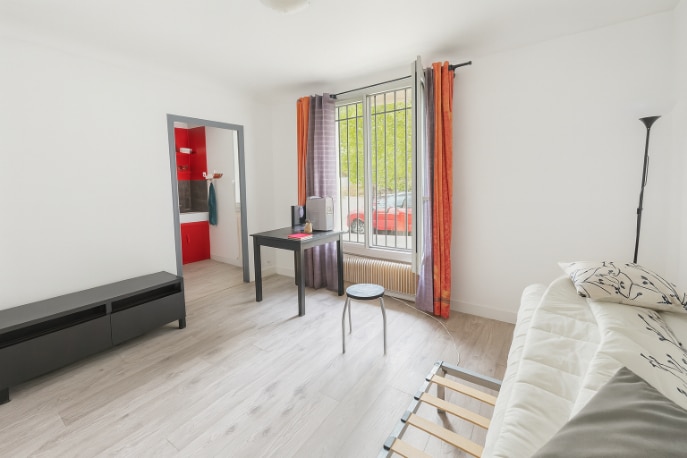 Salon lumineux avec coin bureau et grande fenêtre donnant sur rue, dans un studio à vendre à Avignon secteur Saint-Ruf