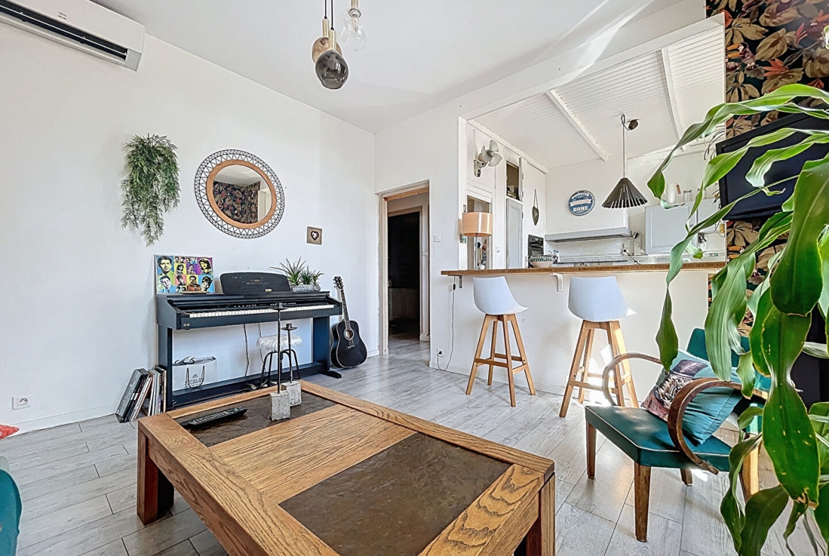 Espace de vie avec piano et coin salon dans un appartement T4 à vendre à Avignon