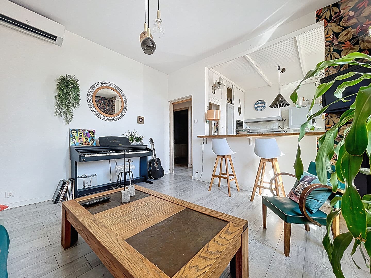 Espace de vie avec piano et coin salon dans un appartement T4 à vendre à Avignon