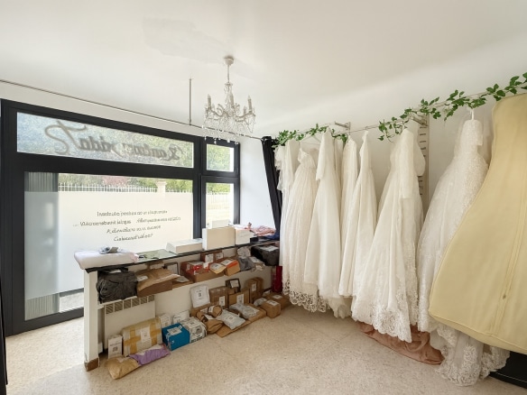 Salle d’exposition d’un local commercial en rez-de-chaussée à Avignon, quartier Gambetta