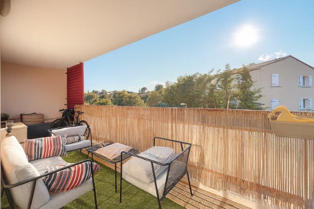 Terrasse meublée orientée sud avec vue dégagée sur le quartier résidentiel d’Aramon