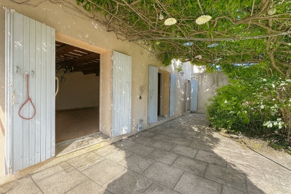 Terrasse du mas à Avignon avec pergola végétalisée et accès au jardin
