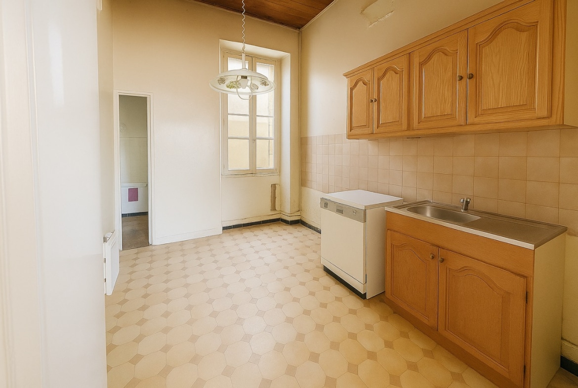 Cuisine ancienne avec placards en bois et carrelage clair dans un appartement à Avignon