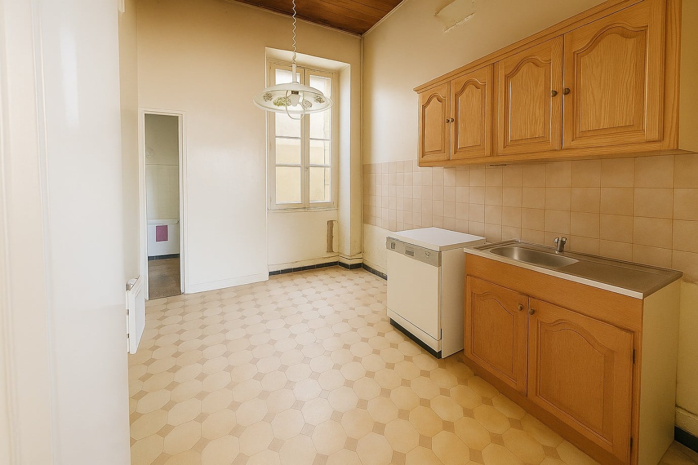 Cuisine ancienne avec placards en bois et carrelage clair dans un appartement à Avignon