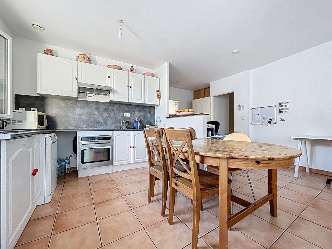Cuisine aménagée avec coin repas en bois dans une maison à vendre à Avignon, quartier des Rotondes