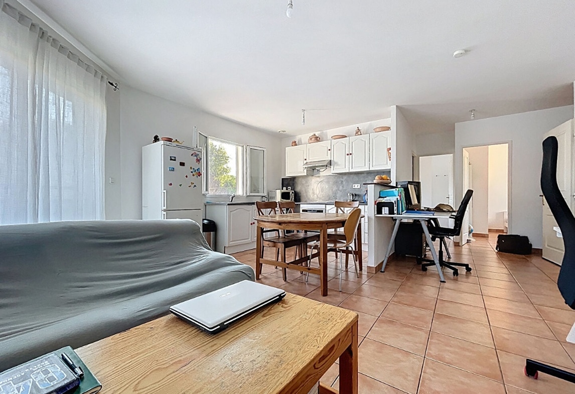 Salon spacieux et lumineux avec coin cuisine ouvert dans une maison à vendre à Avignon, quartier des Rotondes